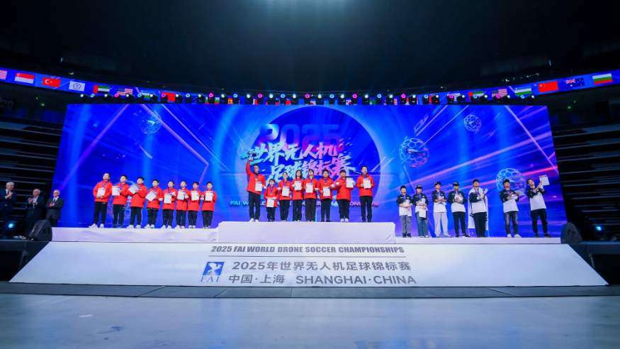小小飞手，大展身手——中国队包揽首届世界无人机足球锦标赛冠亚军