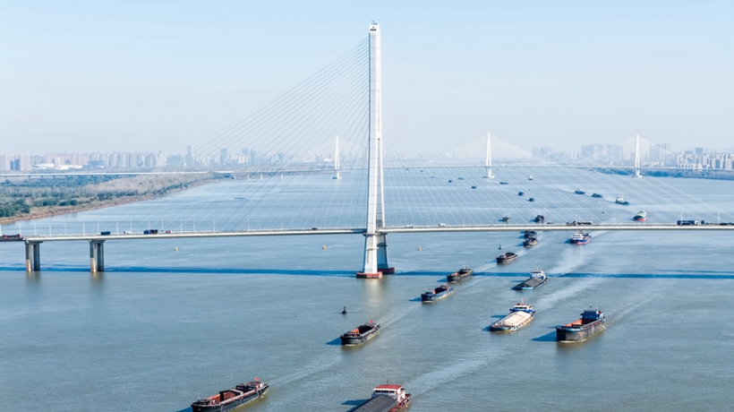 江苏南京：长江运输忙