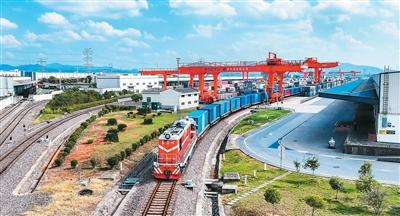 一条铁路如何“链”起产业集群