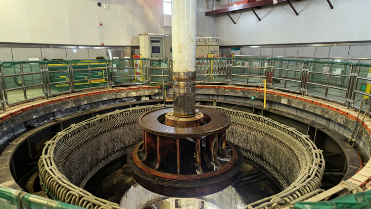 1763708354872535.jpg 镜泊湖厂3号机组转轮顺利吊出 摄影:姜雨欣.jpg