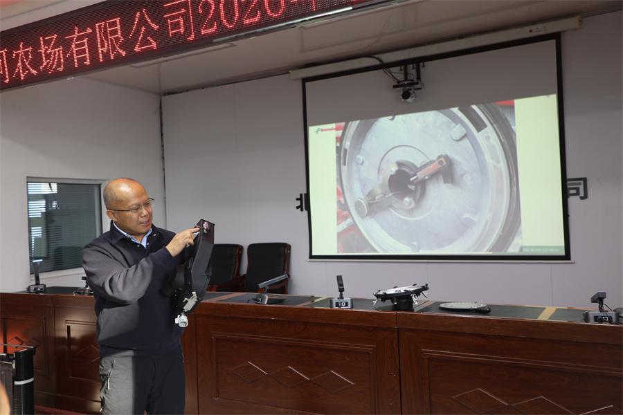 1763717189624076.jpg 技术人员讲解现代化农机性能.JPG