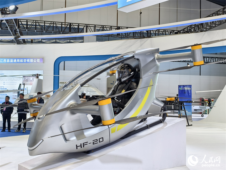 景德镇低空产业生态展上展出的超轻型运动eVTOL载人飞行器。人民网记者 时雨摄