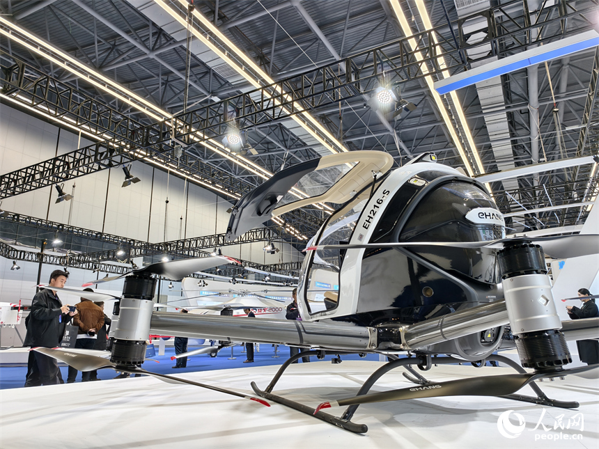 景德镇低空产业生态展上，人们正在参观一架电动垂直起降飞行器。人民网记者 时雨摄