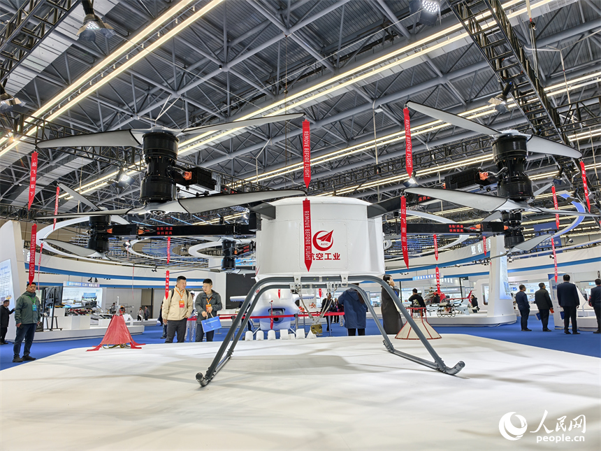 景德镇低空产业生态展上，人们正在参观一架大型多旋翼无人机。人民网记者 时雨摄