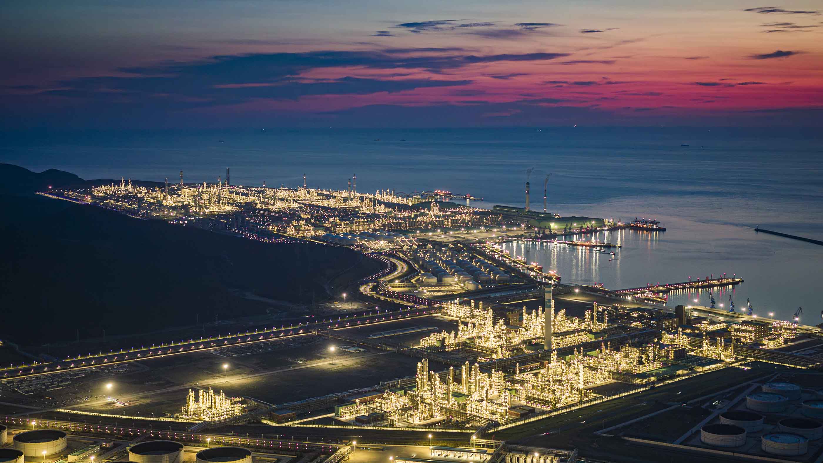 1763963803210878.jpg 图1、恒力石化产业园夜景 (孙鹏伟 摄).jpg