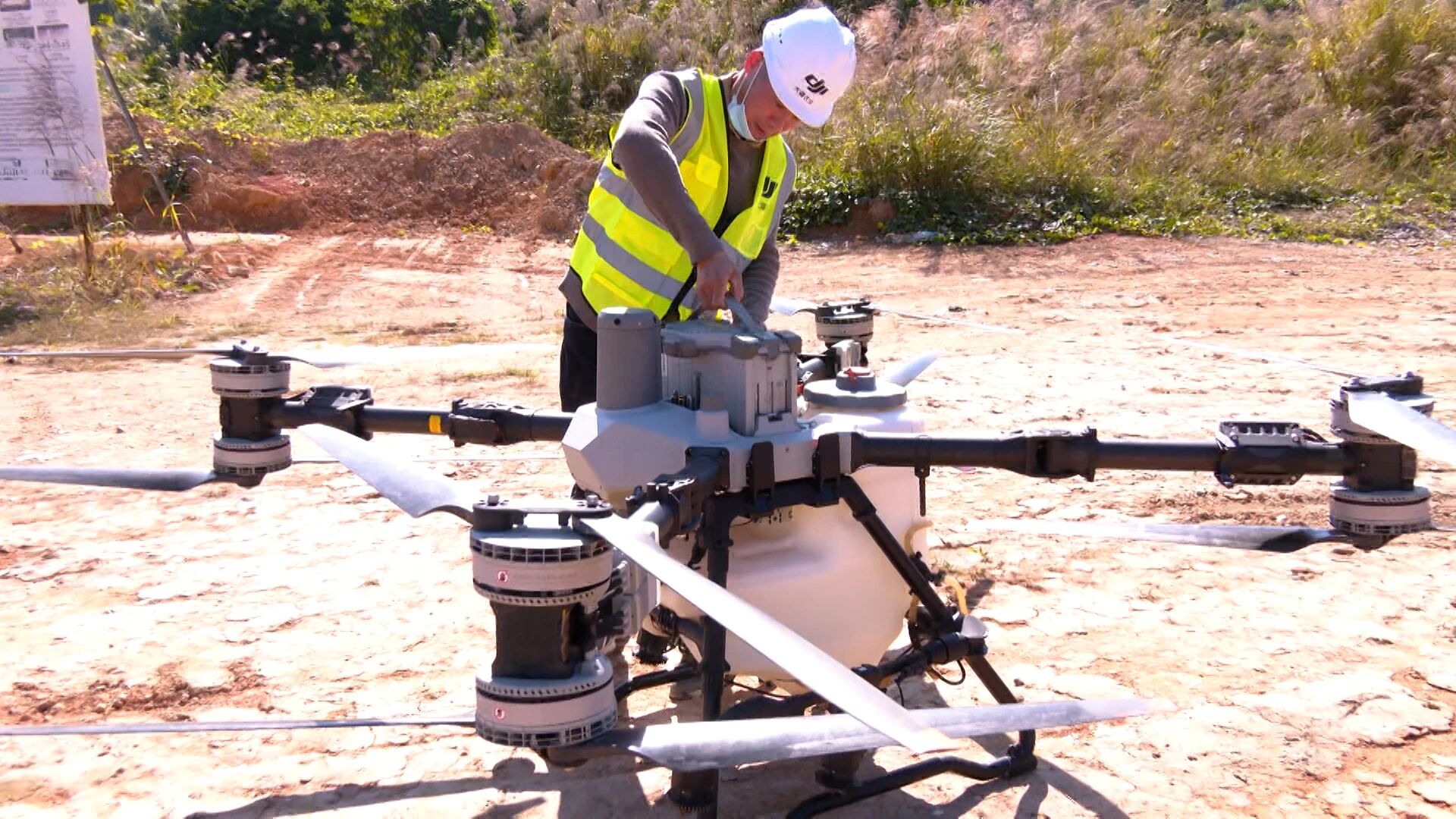 1763968528480411.jpg 学员操纵无人机.jpg