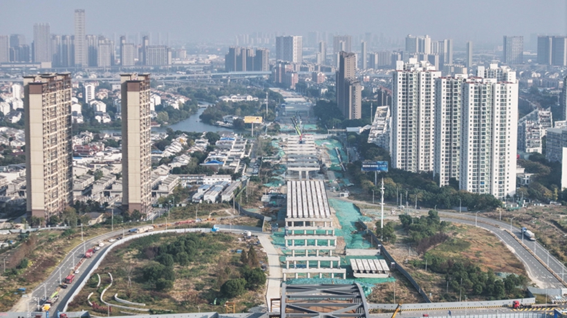 江苏无锡：312国道改扩建工程架梁忙