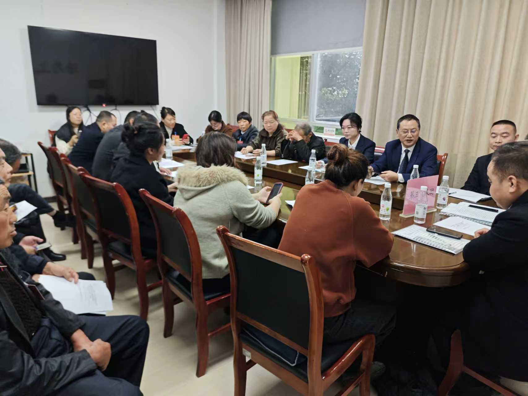 1764059223426925.jpg 代表们讨论镇域经济运行情况报告.jpg