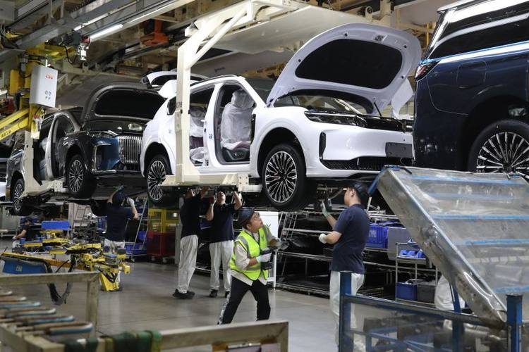 新能源车销量占比首次过半，传递三个信息