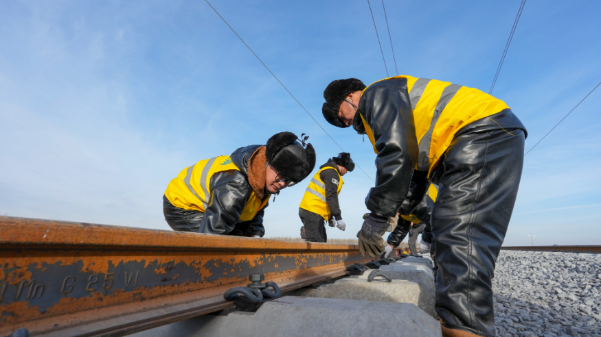 我国在建最北高铁哈伊高铁全线铺轨贯通