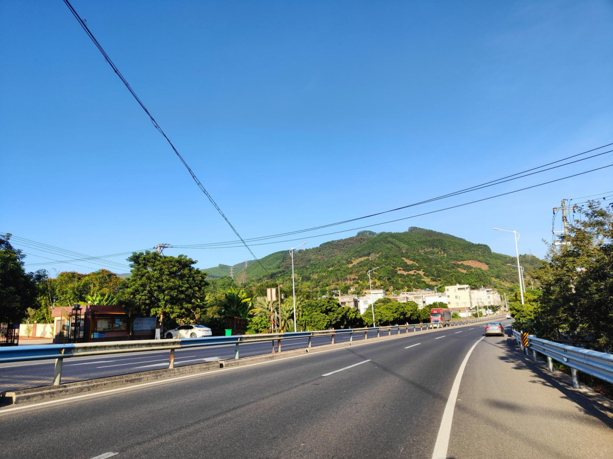 1764225573823412.png 沿线交通设施进行了系统性升级改造.png