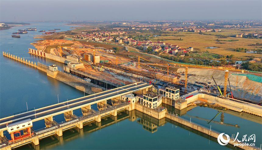 位于丰城市的赣江龙头山枢纽塔吊林立，工人在加紧建设水利枢纽二线船闸。人民网记者 朱海鹏摄
