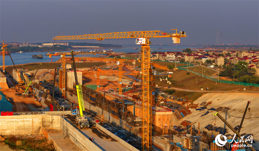 位于丰城市的赣江龙头山枢纽塔吊林立，工人在加紧建设水利枢纽二线船闸。人民网记者 朱海鹏摄