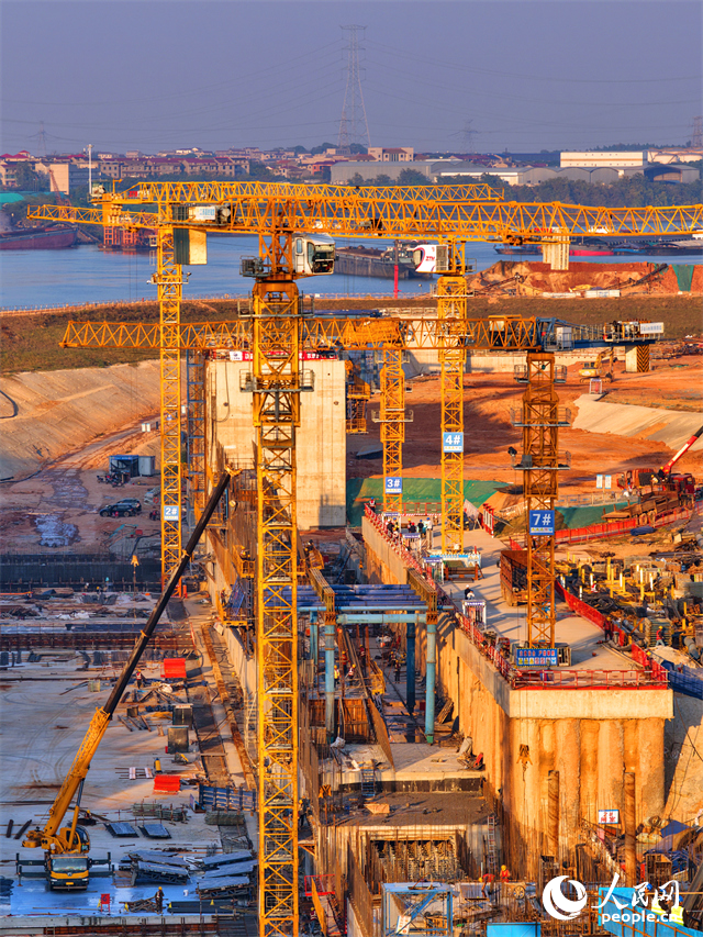 位于丰城市的赣江龙头山枢纽塔吊林立，工人在加紧建设水利枢纽二线船闸。人民网记者 朱海鹏摄