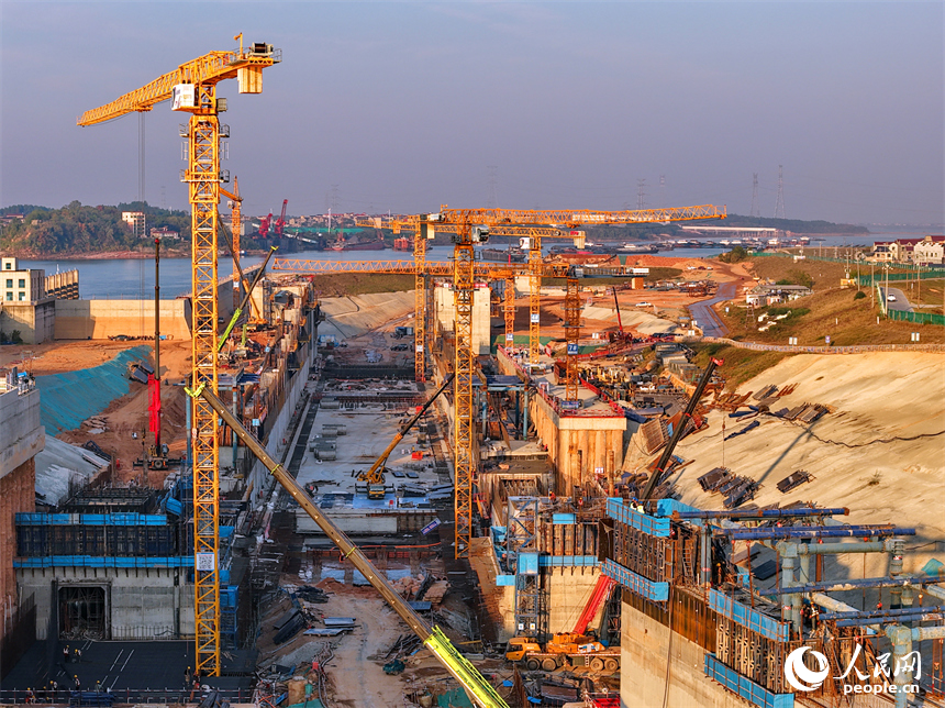 位于丰城市的赣江龙头山枢纽塔吊林立，工人在加紧建设水利枢纽二线船闸。人民网记者 朱海鹏摄