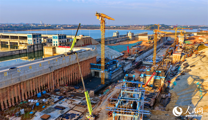位于丰城市的赣江龙头山枢纽塔吊林立，工人在加紧建设水利枢纽二线船闸。人民网记者 朱海鹏摄