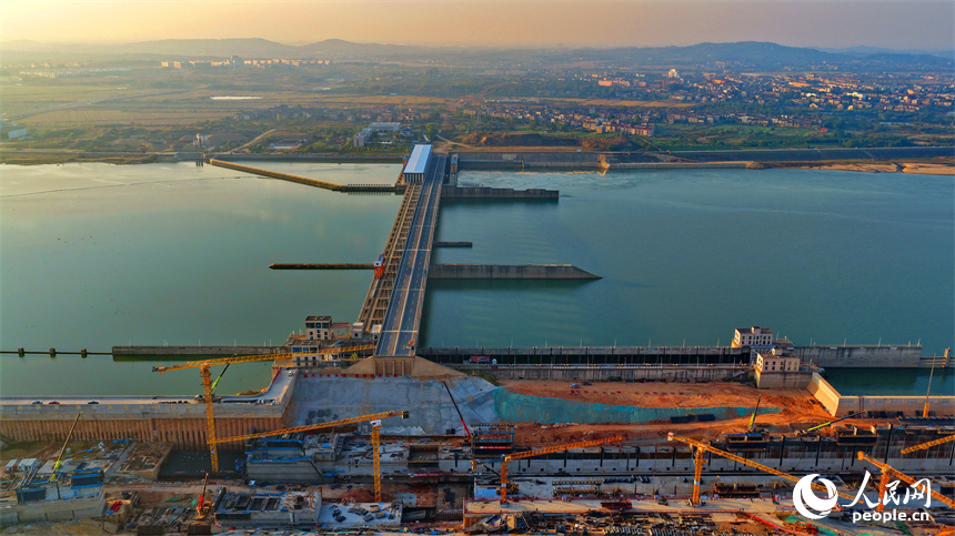 位于丰城市的赣江龙头山枢纽塔吊林立，工人在加紧建设水利枢纽二线船闸。人民网记者 朱海鹏摄