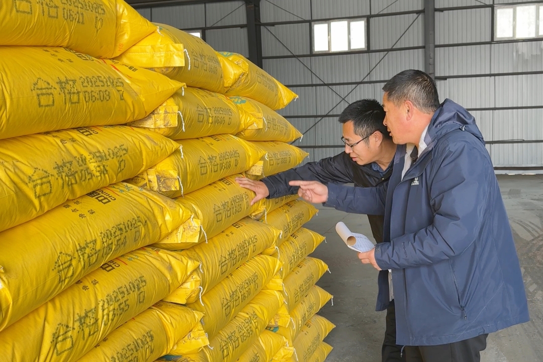 1764310756712911.jpg 龙门农场有限公司对入库肥料进行登记 姬晓摄.jpg