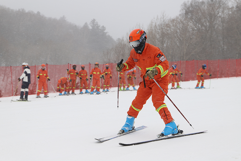 1764569689805375.jpg 开展滑雪救援技能训练.JPG