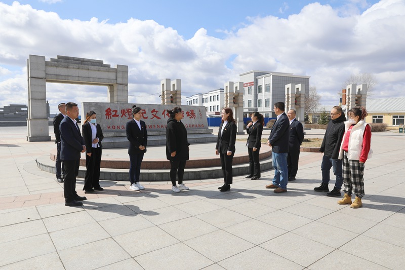 龙镇农场管理人员打卡研学《红灯记》文化广场.JPG
