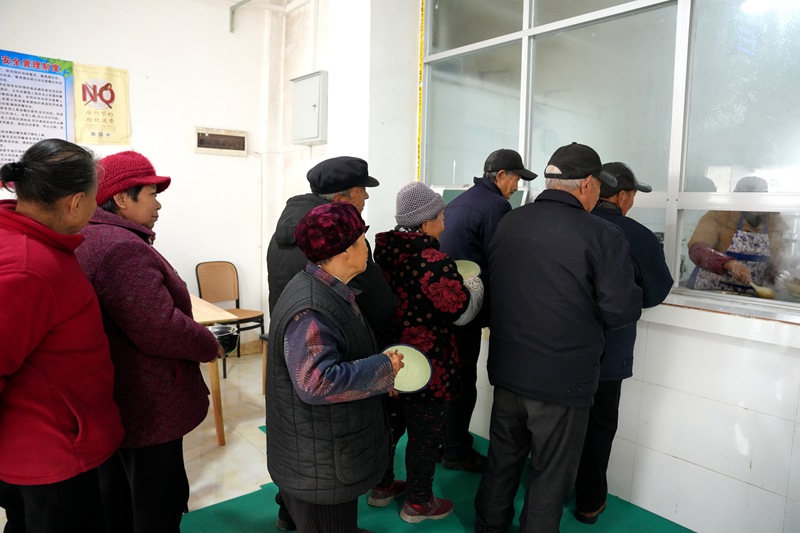 1764749071442067.jpg 老人们排队打饭,家常话伴着饭菜香,温暖了整个食堂。高文亚 摄 (1)_副本.jpg