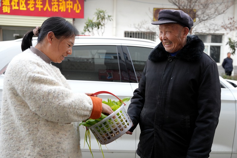 1764749099591976.jpg 87岁的唐新文老人给食堂送来了自家种的菜。高文亚 摄_副本.jpg