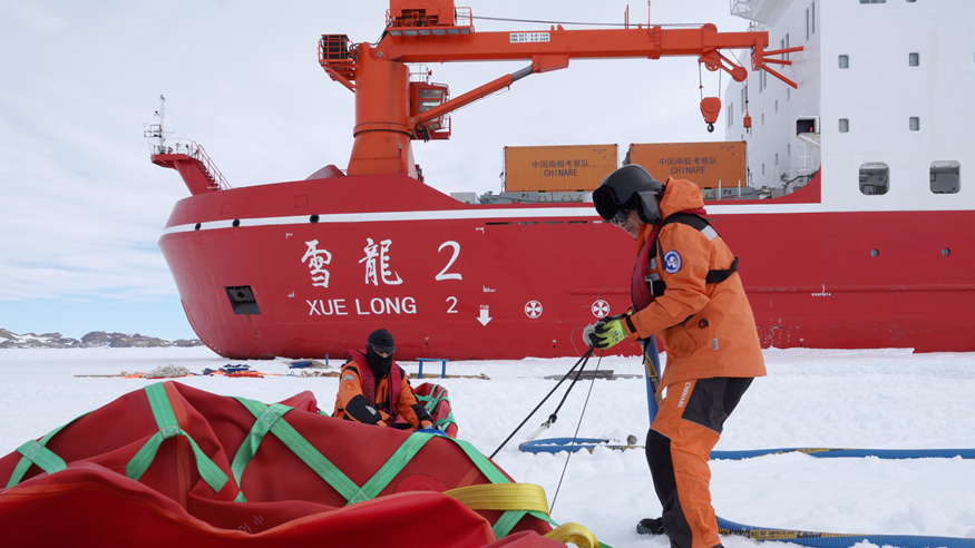 第42次南极考察丨通讯：“雪龙兄弟”共抵中山站 海陆空协同卸货