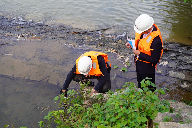 演练中，工作人员检测水质情况.jpg