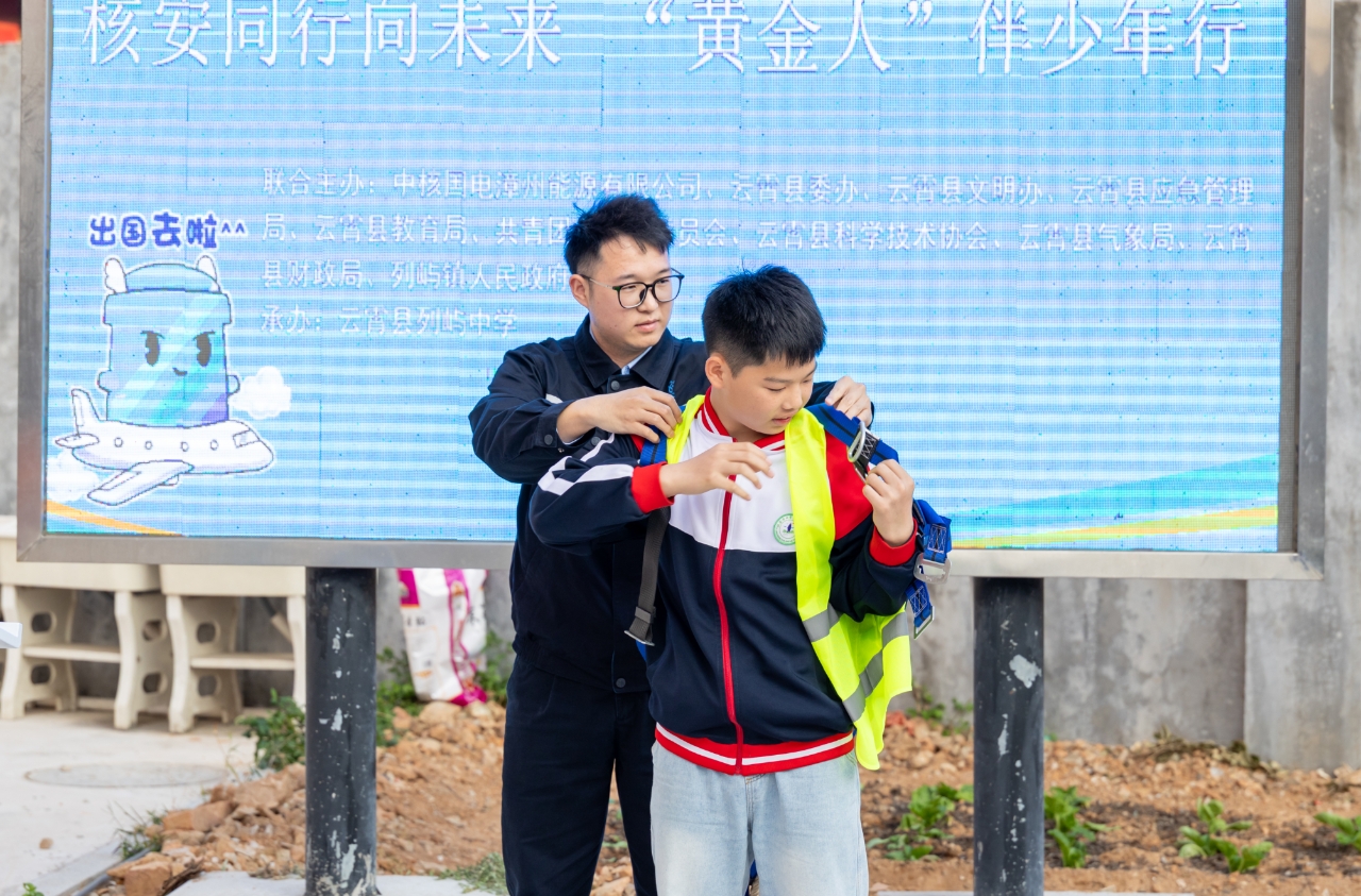 1764829609694000.jpg “黄金人”张泽宇与学生互动.jpg