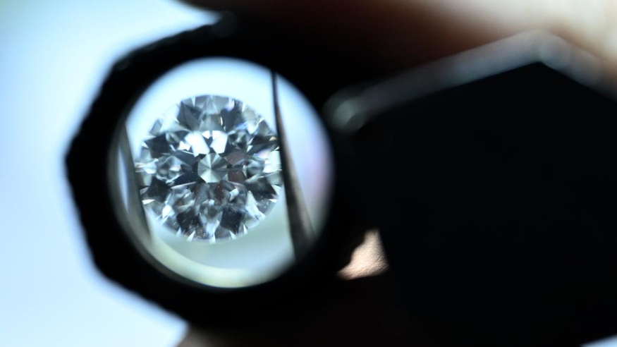 中国经济样本观察·县域样本篇丨这个北方小城，让钻戒“飞入寻常百姓家”