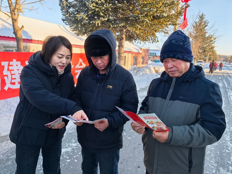 1764919879981941.jpg 工作人员为职工群众讲解宪法知识.jpg