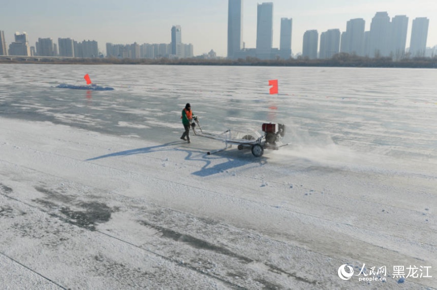 哈尔滨：又到一年采冰时