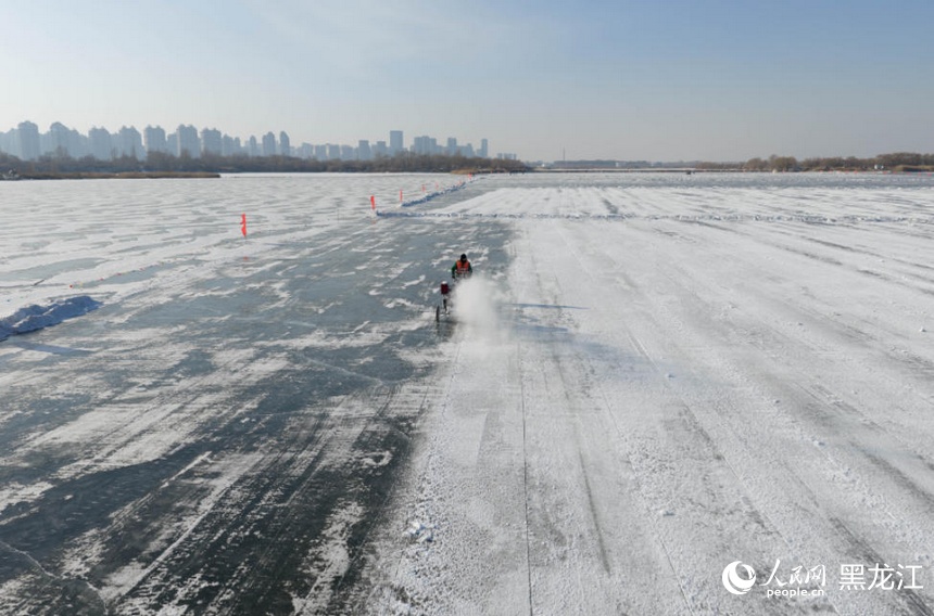 哈尔滨：又到一年采冰时
