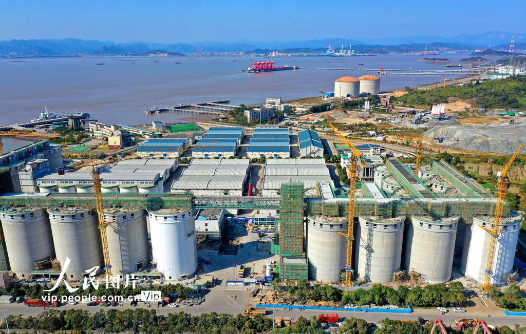 2025年12月6日拍摄的位于浙江省玉环市大麦屿码头的中央储备粮玉环直属库有限公司仓储项目施工现场。