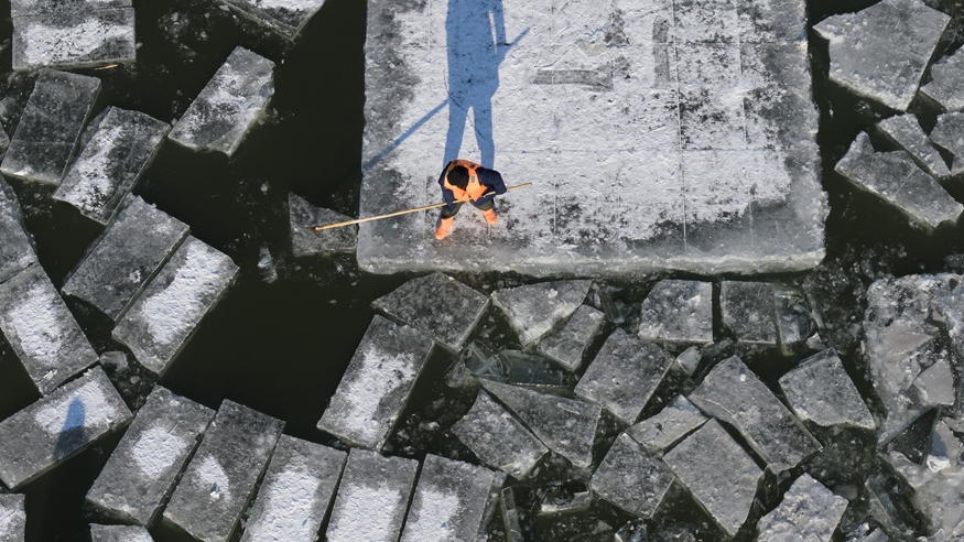 特写：采出一个晶莹的冬天