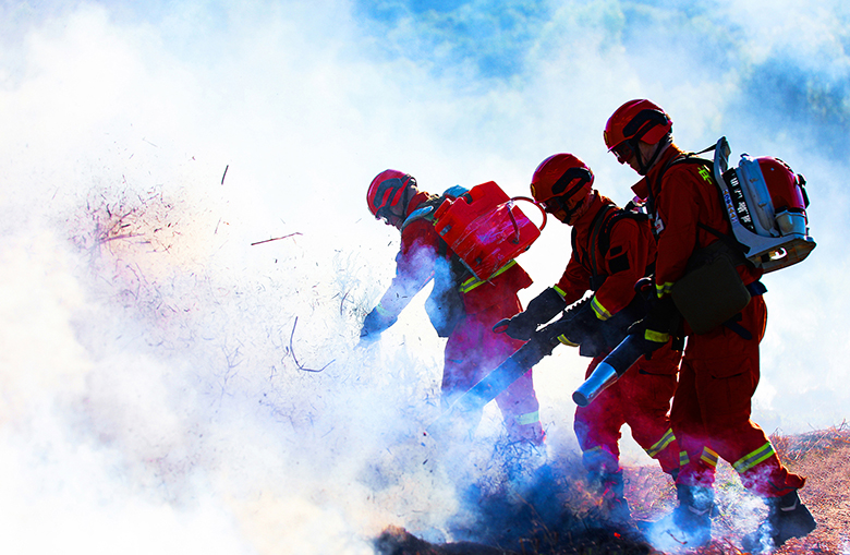 1765349850780653.jpg 开展灭火实战训练.jpg