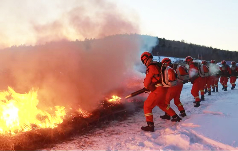 1765349870395580.jpg 指战员在极寒环境下锤炼灭火战法.jpg