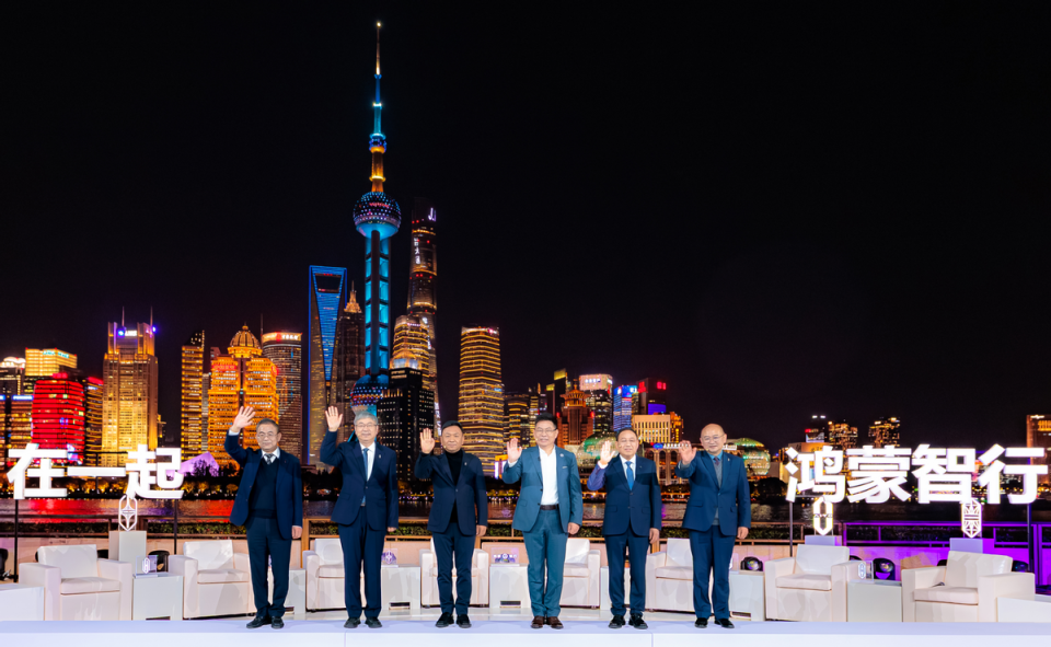 1765434699728850.png 余承东与五界品牌董事长参加直播活动.png