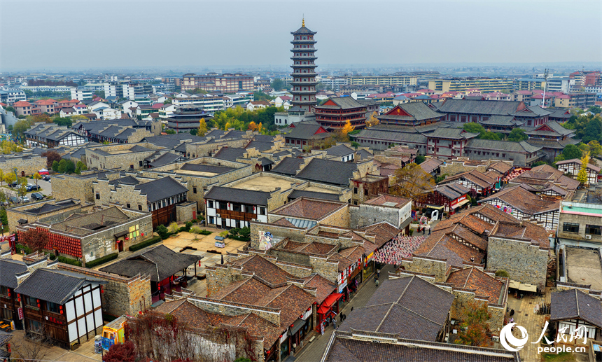 位于抚州市临川区的文昌里历史文化街区，一栋栋赣派建筑以其独特的历史风貌和文化底蕴，吸引游客纷至沓来。人民网记者 朱海鹏摄