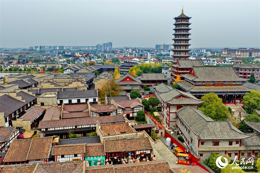 位于抚州市临川区的文昌里历史文化街区，一栋栋赣派建筑以其独特的历史风貌和文化底蕴，吸引游客纷至沓来。人民网记者 朱海鹏摄