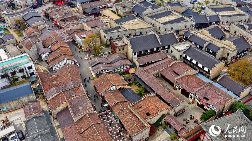 位于抚州市临川区的文昌里历史文化街区，一栋栋赣派建筑以其独特的历史风貌和文化底蕴，吸引游客纷至沓来。人民网记者 朱海鹏摄