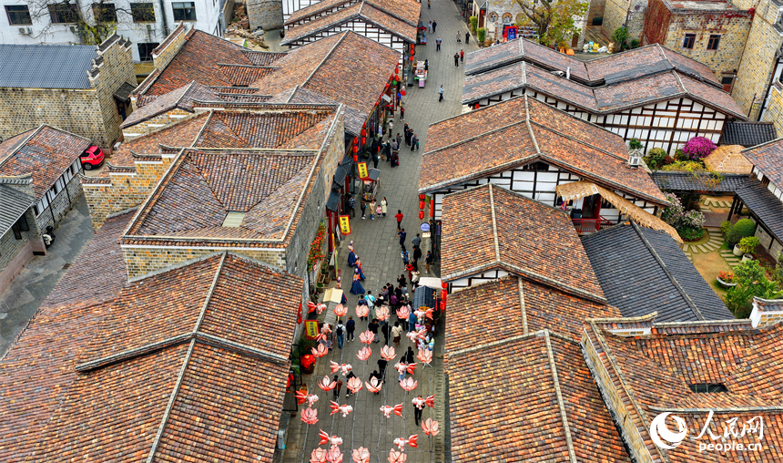 位于抚州市临川区的文昌里历史文化街区，一栋栋赣派建筑以其独特的历史风貌和文化底蕴，吸引游客纷至沓来。人民网记者 朱海鹏摄