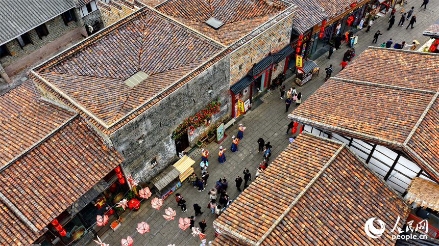 位于抚州市临川区的文昌里历史文化街区，一栋栋赣派建筑以其独特的历史风貌和文化底蕴，吸引游客纷至沓来。人民网记者 朱海鹏摄