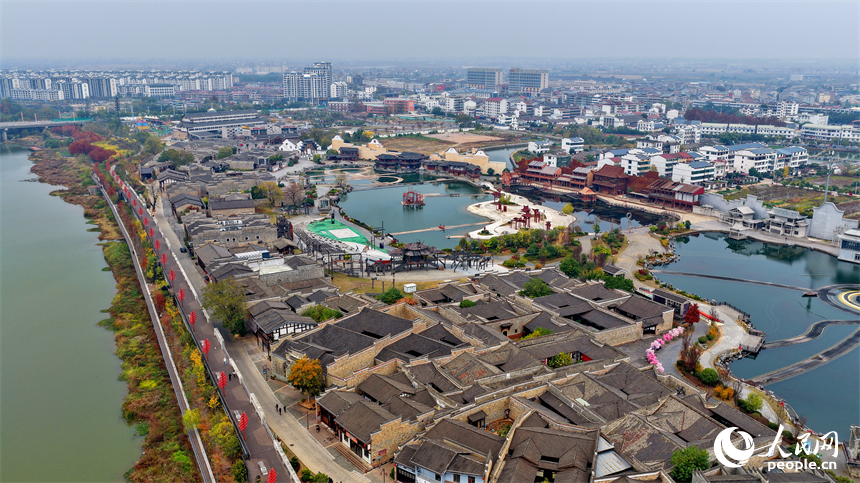位于抚州市临川区的文昌里历史文化街区，一栋栋赣派建筑以其独特的历史风貌和文化底蕴，吸引游客纷至沓来。人民网记者 朱海鹏摄