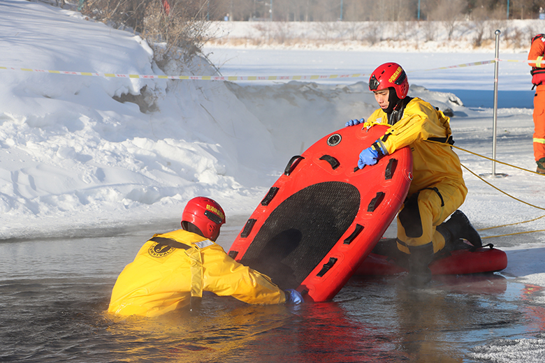 1765779608210089.jpg 模拟对落水者救援进行.JPG