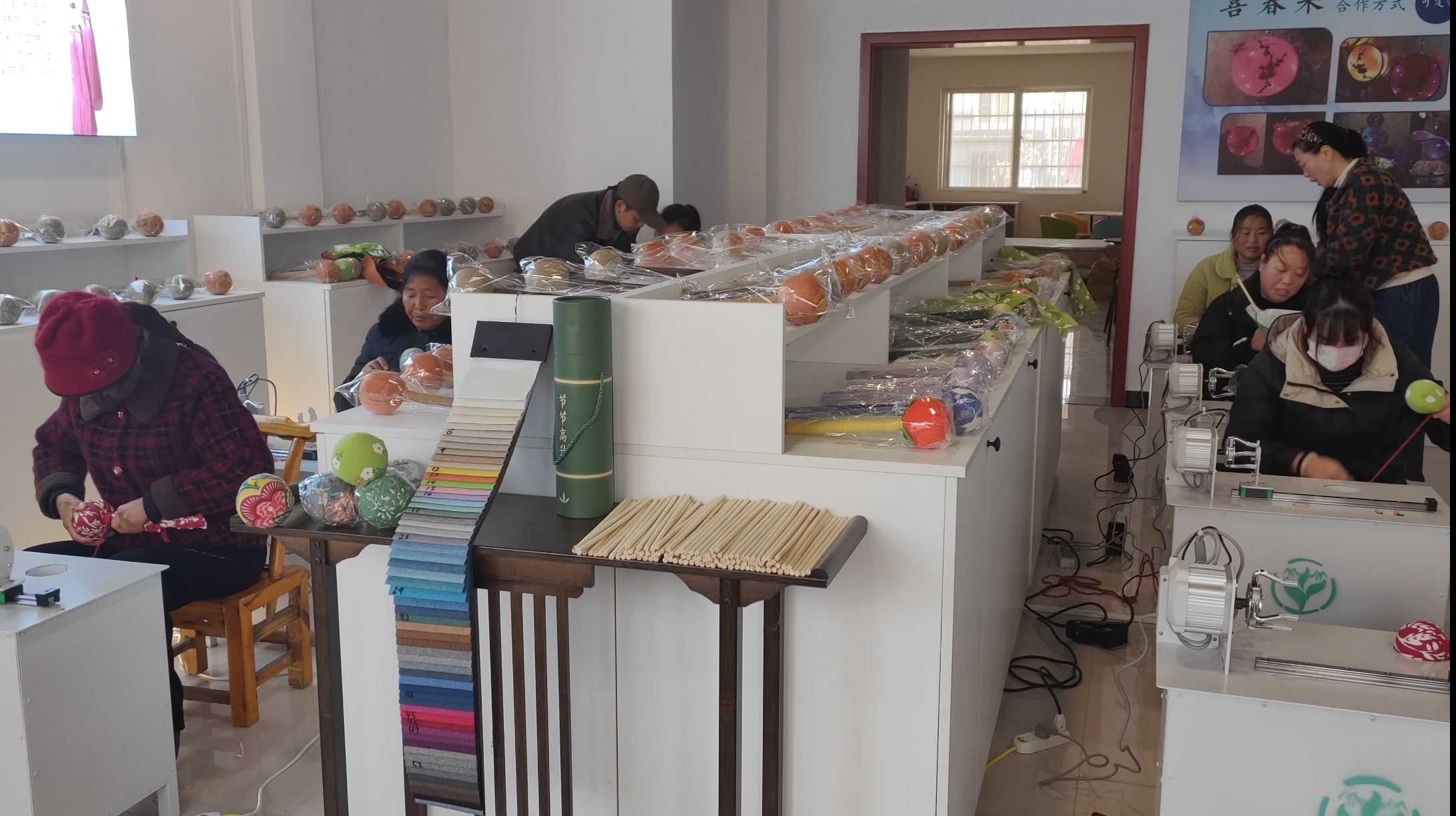 务工群众正在秦芝艾艾草制品工坊内手工制作艾草养生锤.jpg