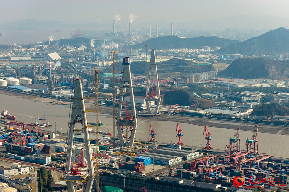 12月18日，甬江特大桥P59主塔（中）顺利封顶，三座主塔实现全部封顶。人民网 章勇涛摄