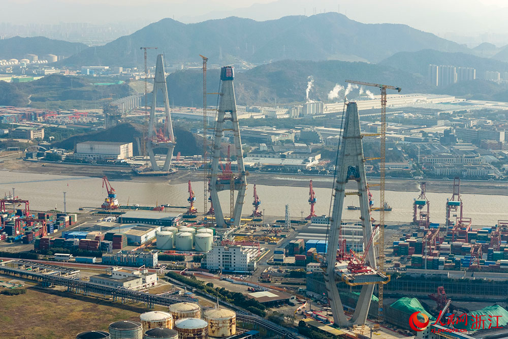 12月18日，甬江特大桥P59主塔（中）顺利封顶，三座主塔实现全部封顶。人民网 章勇涛摄