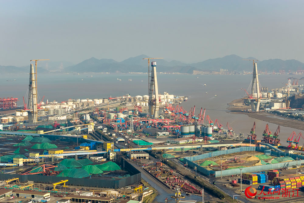 12月18日，甬江特大桥P59主塔（中）顺利封顶，三座主塔实现全部封顶。人民网 章勇涛摄