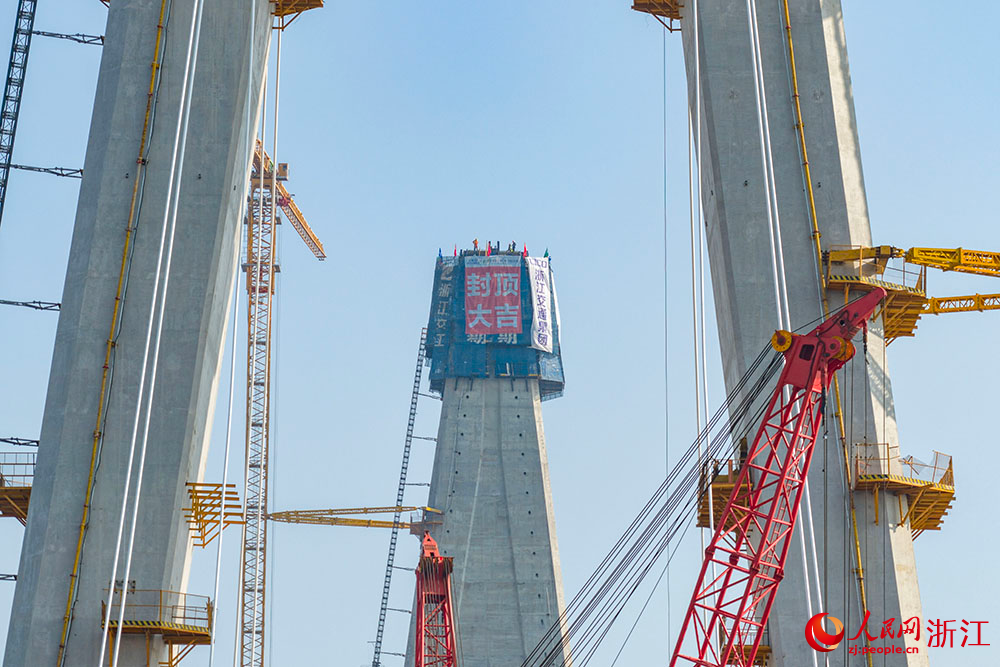 12月18日，甬江特大桥P59主塔顺利封顶，三座主塔实现全部封顶。人民网 章勇涛摄